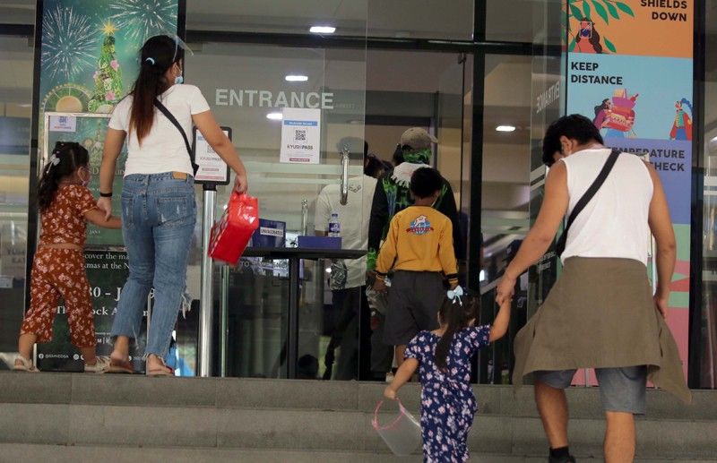 Metro Manila mayors ipinaubaya sa IATF ang guidelines sa pagpasok ng minors sa malls