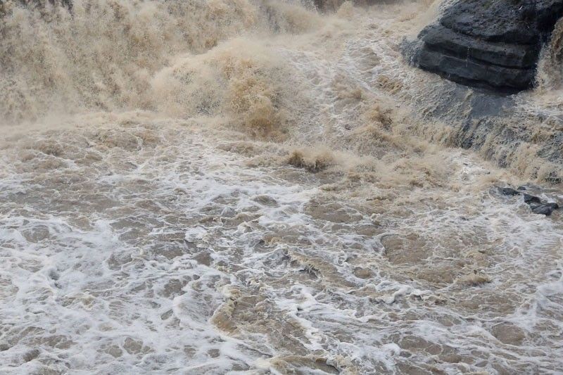 2 bata na nahulog sa ilog, nakitang patay