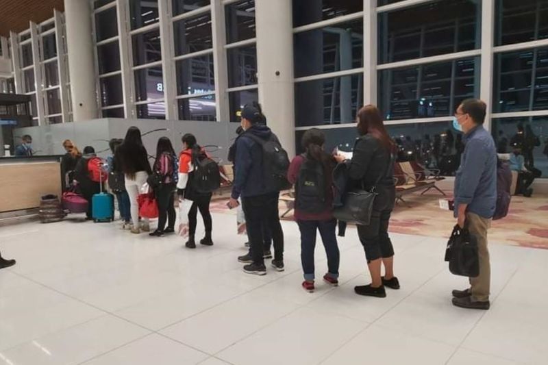 More than 50 stranded OFWs in Bahrain return home â�� DFA
