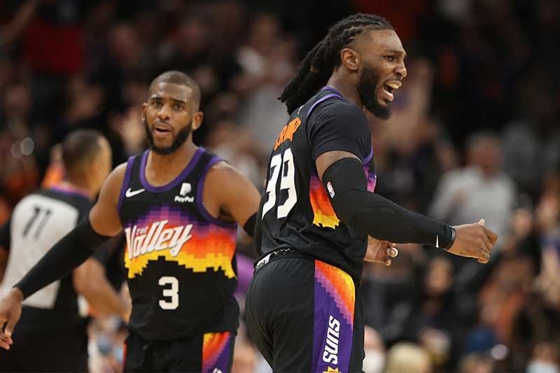 Suns win 17 straight, turn back Warriors in battle of top teams