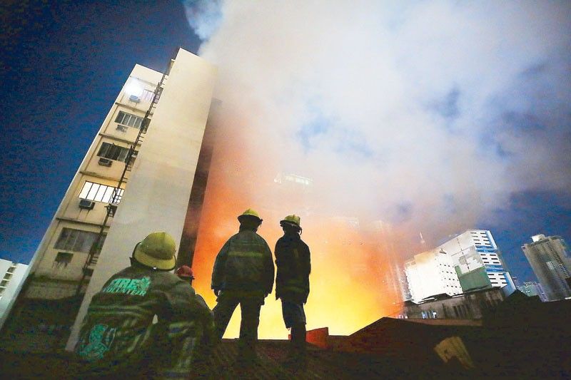 Kebakaran meruntuhkan gedung tekstil di Divisoria