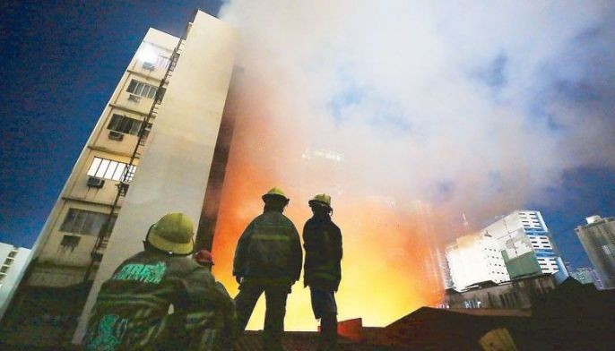 Fire razes textile building in Divisoria