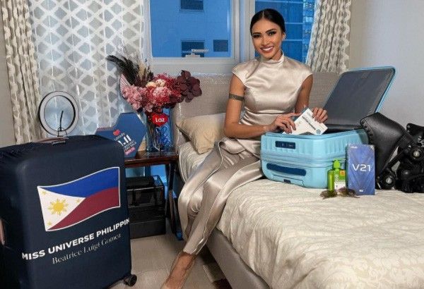 Beatrice Luigi Gomez dari Filipina mengambil koper Miss Universe 2021 yang hilang