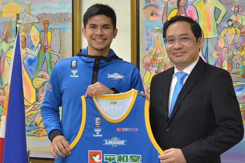 Shiga's Kiefer Ravena visits Philippine embassy in Japan