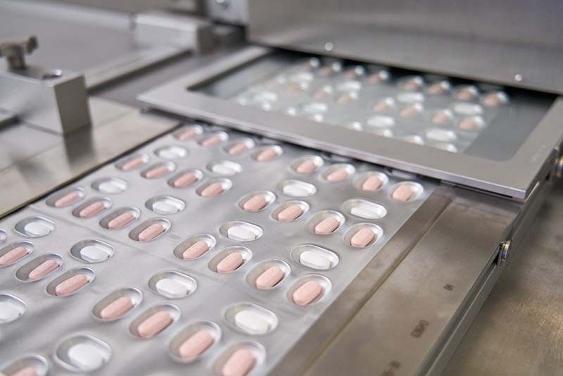 US health regulator authorizes Pfizer's COVID-19 pill as Omicron surges