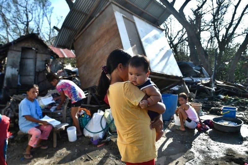 Pagkain, tubig, damit at tent