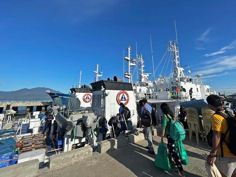 Coast Guard mengirimkan bantuan, bahan bangunan ke Pulau Pag-asa