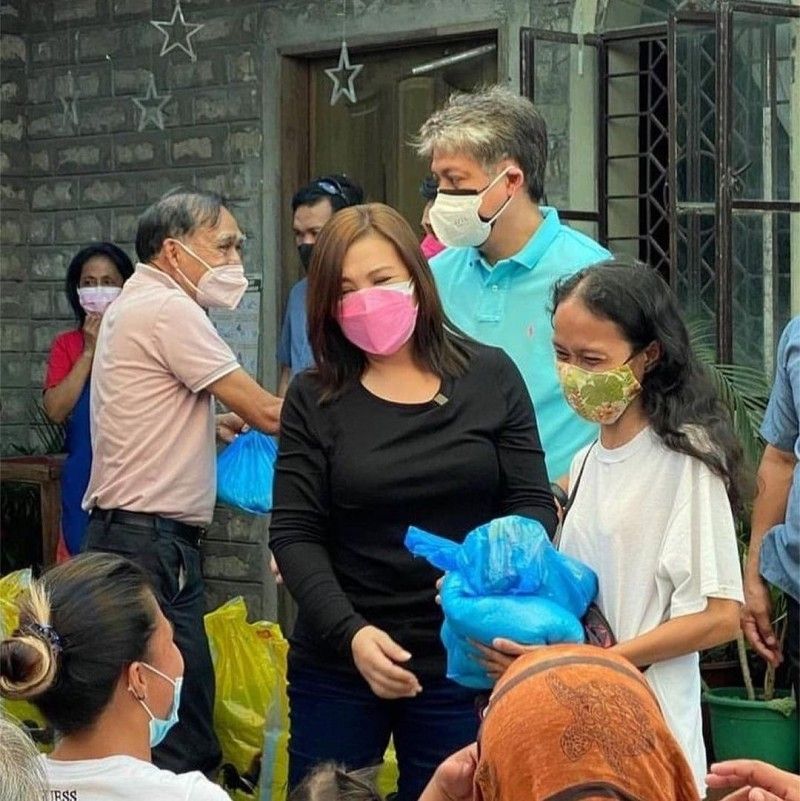 Sharon Cuneta bergabung dengan suaminya Kiko Pangilinan dalam memberikan barang bantuan di Cebu