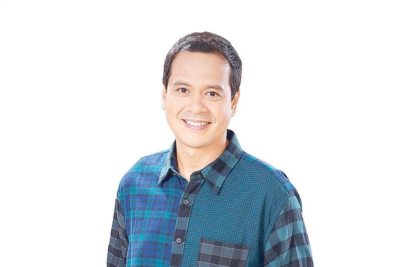 John Lloyd Cruz secara resmi kembali ke TV di GMA’s Happy ToGetHer