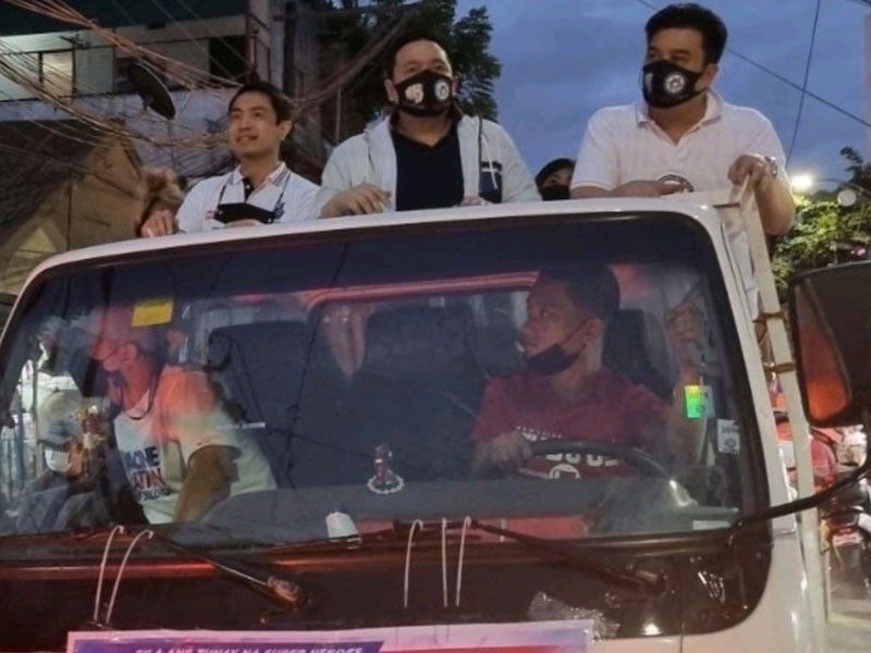 ‘Frontliners’ disambut di Tondo |  Philstar.com