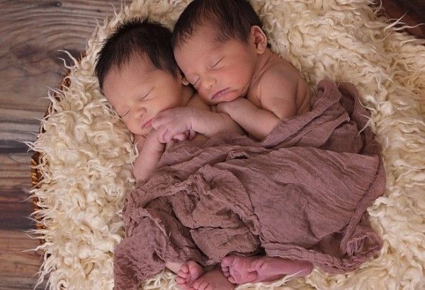 Pasangan kembar baru lahir di tahun yang berbeda di California