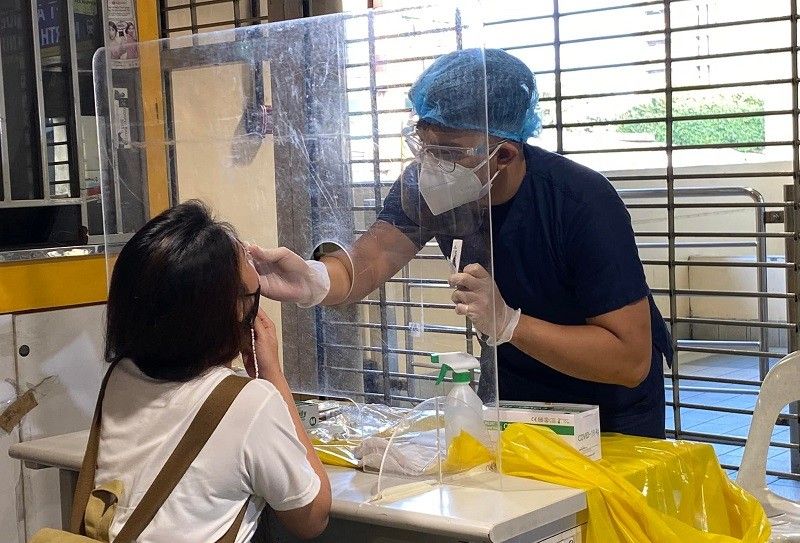 6 pasahero positibo agad sa libreng COVID-19 random antigen testing ng MRT-3