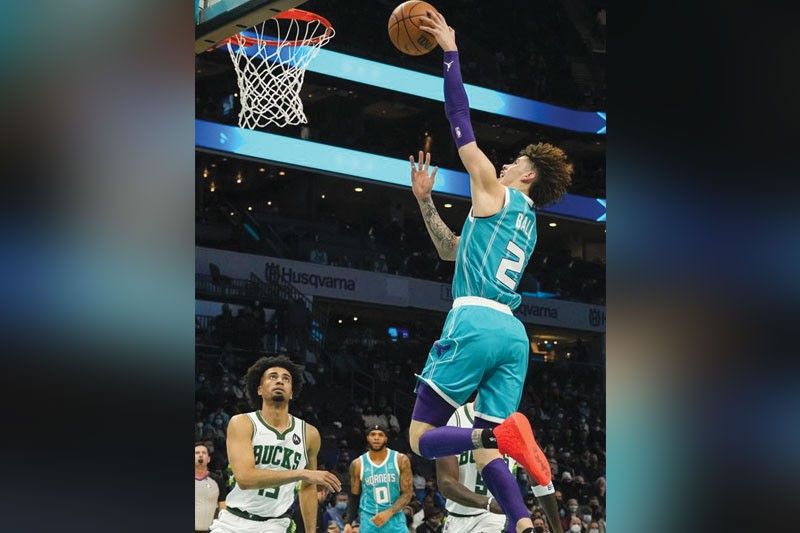 Hornets inilusot ni ball sa Bucks