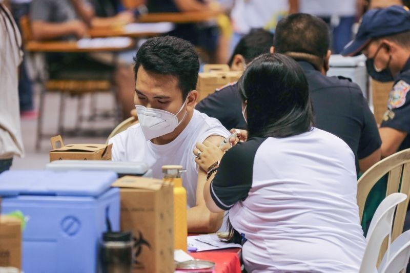 Over 800 Quezon City vendors, commuters vaccinated