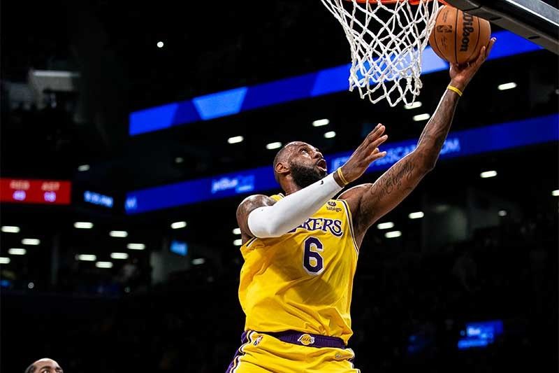 James scores 33, Lakers beat Nets in Davis' return