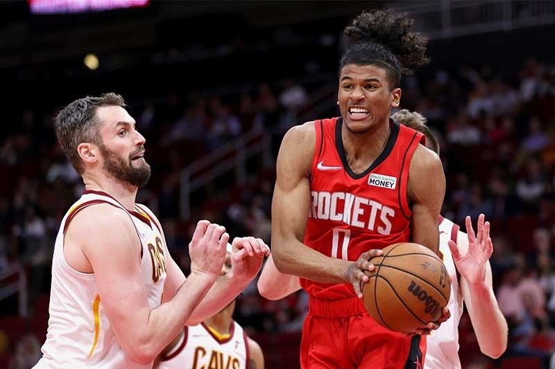 Green leads Rockets past Cavs to snap 4-game skid