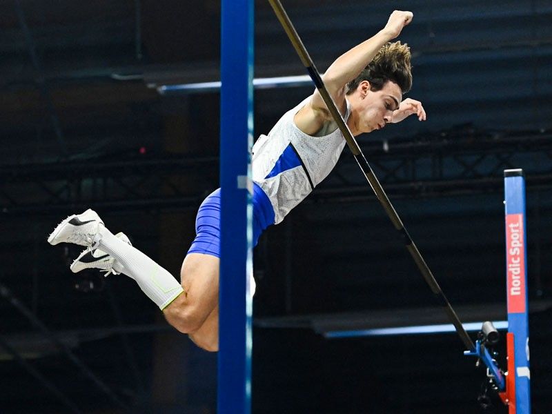 Duplantis falls short on new pole-vault world record attempt