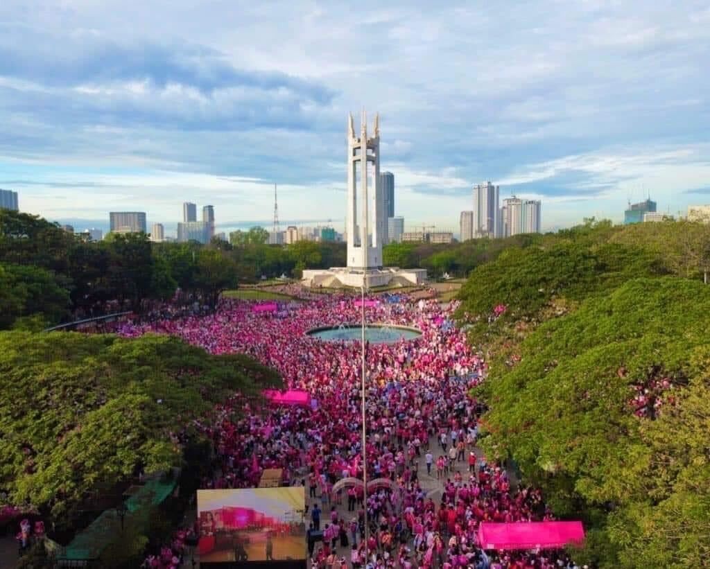 'Pink Sunday': Robredo campaign rally draws thousands in vote-rich Quezon City