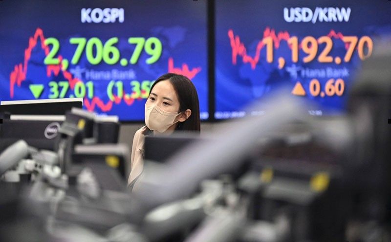 Global stocks tumble, oil rallies on Ukraine tensions