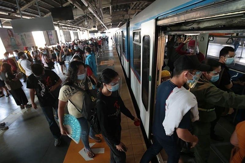 'May kasikipan': MRT-3, Metro Manila PUVs balik 100% capacity bukas
