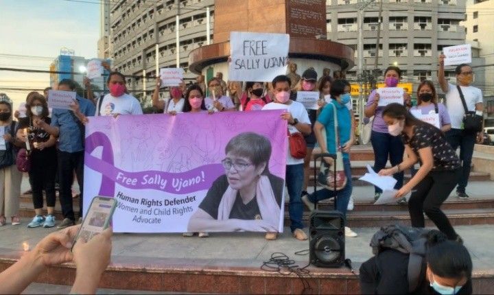 Womenâs groups hold candle-lighting, harana for release of anti-trafficking advocate Sally Ujano