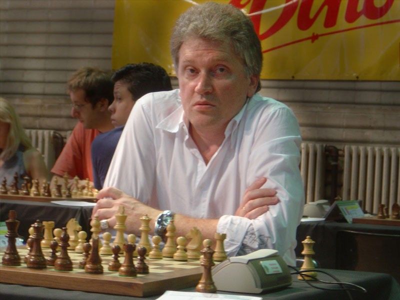 Ukrainian chess grandmaster who escaped war passes on skills to