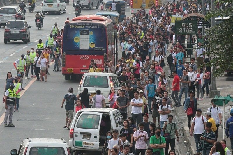 Jeepney drivers at operators planong magkasa ng tigil-pasada