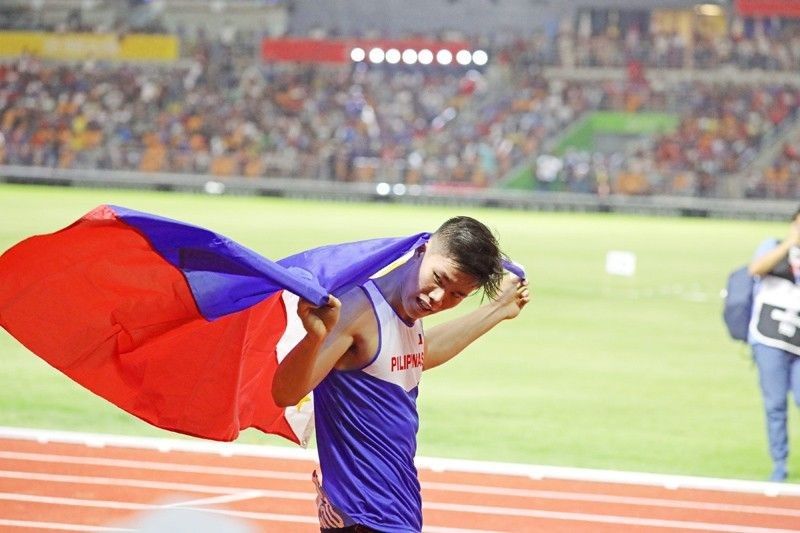 Obiena, 8 other Filipino athletes receive Olympic scholarships