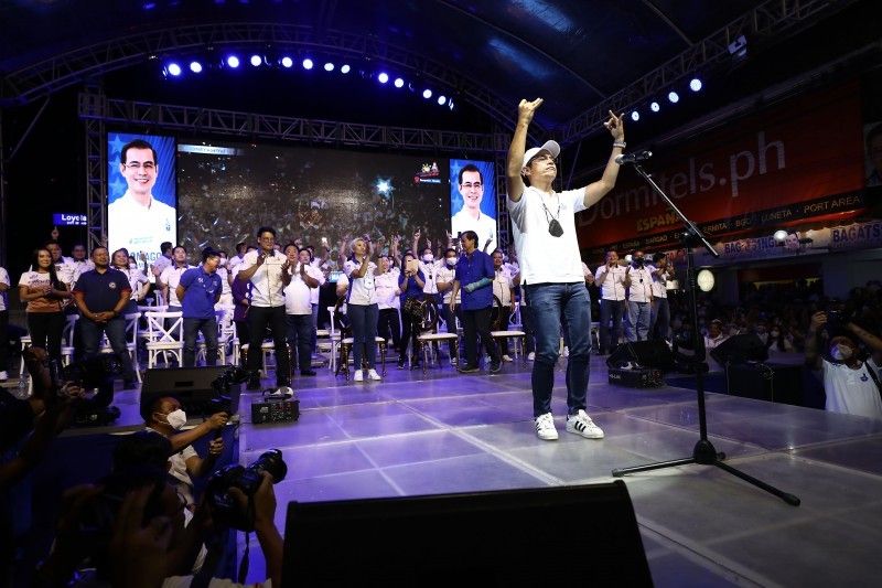 Isko Moreno camp 'unaffected' by volunteer defections to Robredo campaign