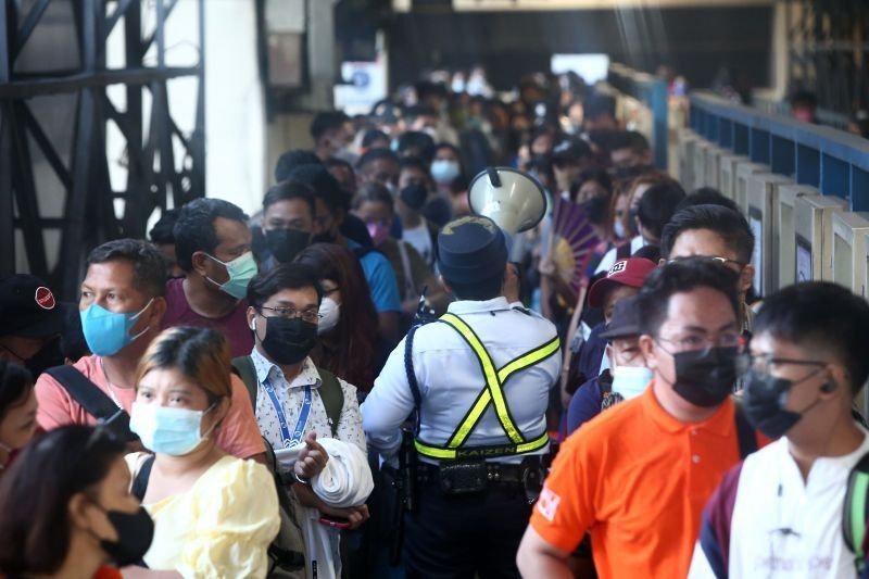 Naseserbisyuhang pasahero ng MRT, umaabot sa 300K kada araw