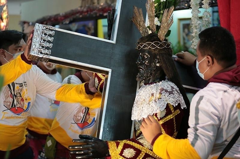 DOH nanawagan sa Simbahan: 'Pahalik' bawalan ngayong Holy Week