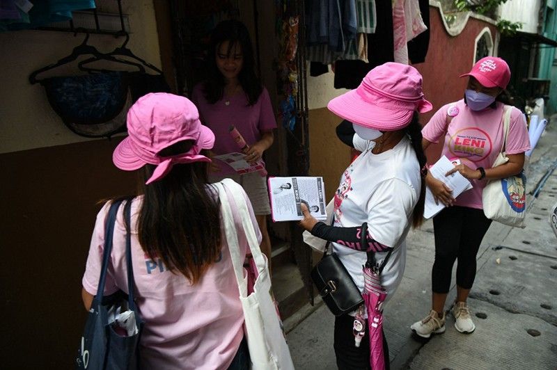 Volunteers in door-to-door blitz for Robredo