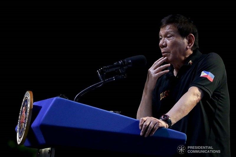 Duterte tinabla SIM card, socmed registration bill; Gobyerno 'sobrang makikialam' daw