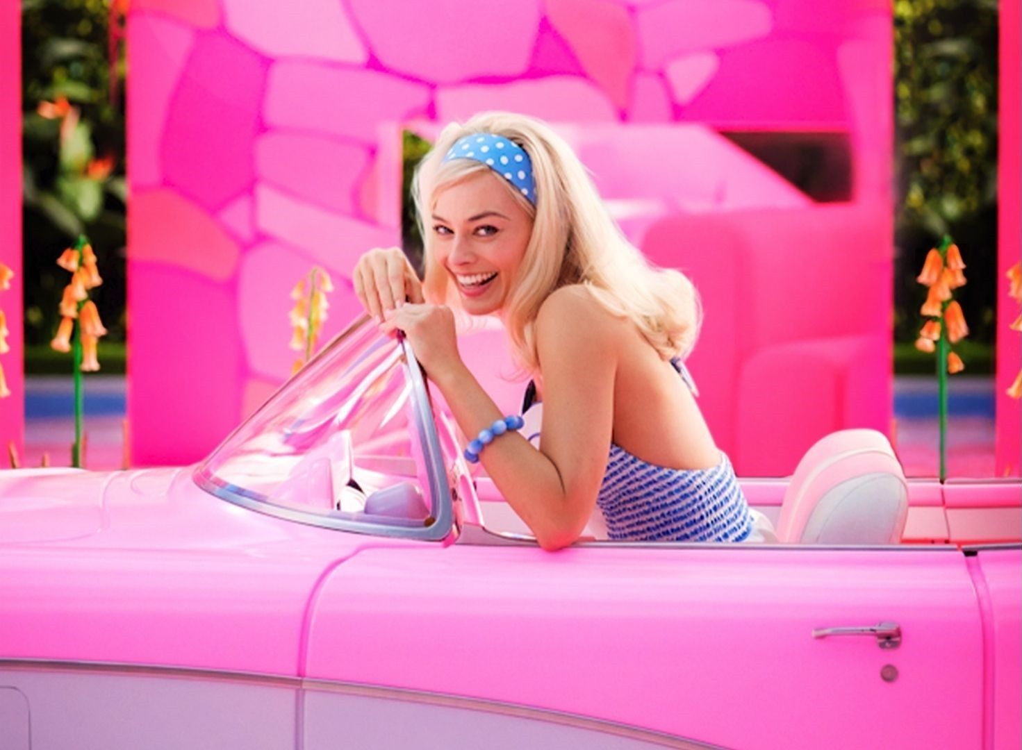 C'mon, let's go party! First look at Margot Robbie as Barbie