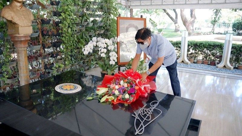 Bongbong Marcos binisita puntod ng ama habang nangunguna sa partial tally