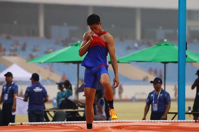EJ Obiena clinches gold with new SEA Games record