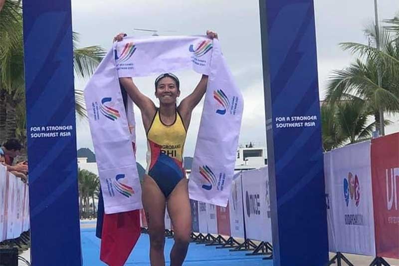 Kim Mangrobang merebut emas ke-3 berturut-turut untuk menyelesaikan sapuan triathlon SEA Games Filipina