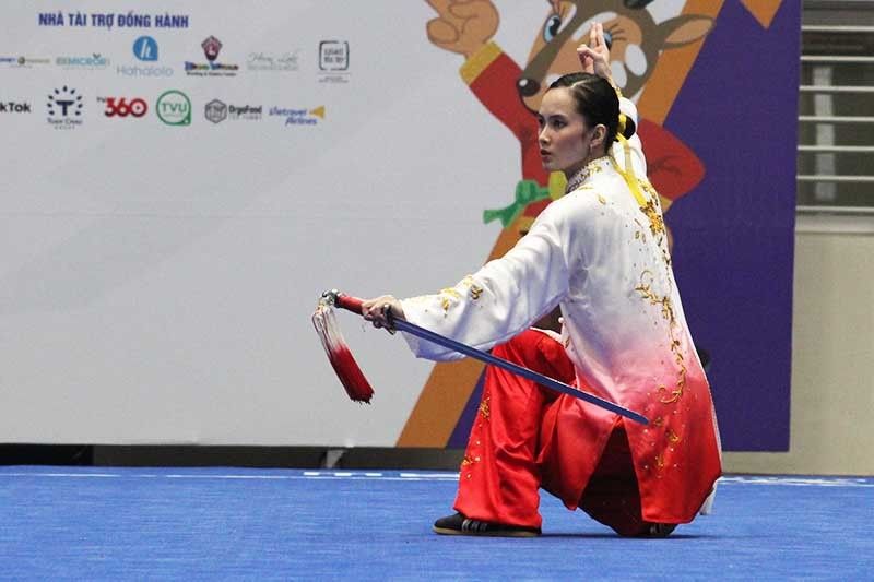 Agatha Wong mempertahankan mahkota di taolu taijijian, memberikan emas SEA Games pertama Wushu Filipina