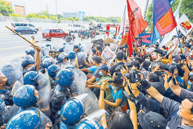 14 hurt as protesters, police clash in Quezon City