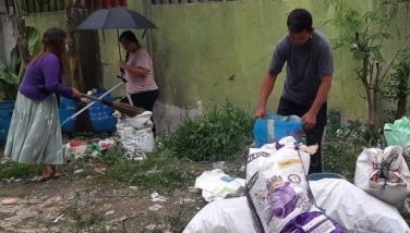 As part of the campaign against dengue, teachers and barangay workers hold cleanup drive at Tingub Elementary School in Barangay Tingub, Mandaue City yesterday. 