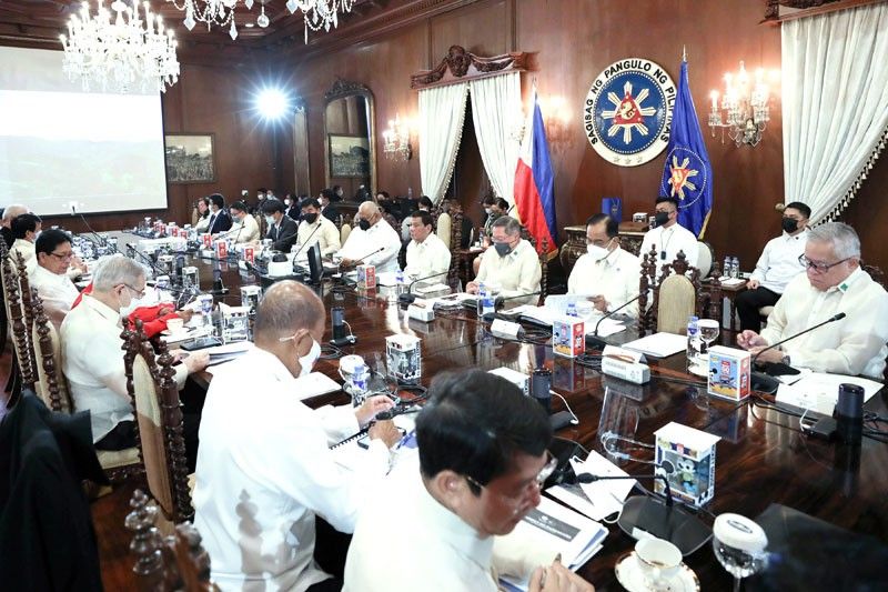 Duterte hosts thanksgiving dinner for Cabinet, spouses