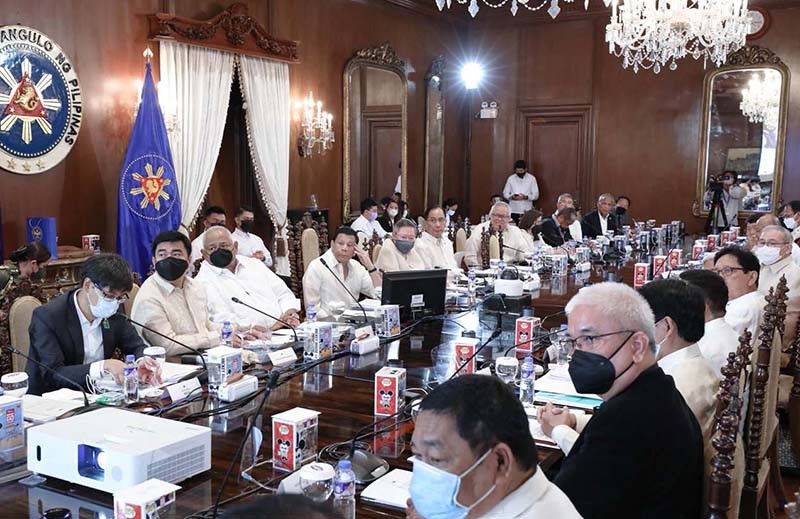Duterte thanks his officials in last full Cabinet meeting