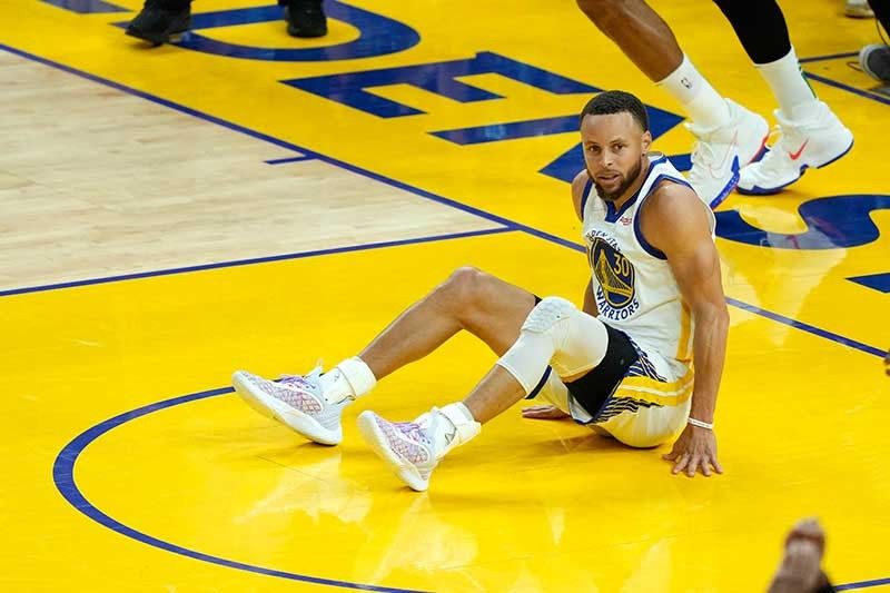 Warriors, Curry shrug off noise after shock Game 1 loss