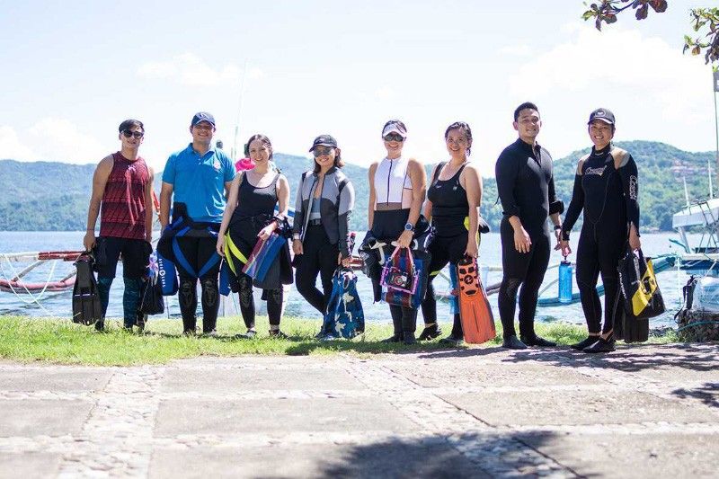 NestlÃ© PH employee volunteers hold dive and beach clean-ups on World Oceans Day