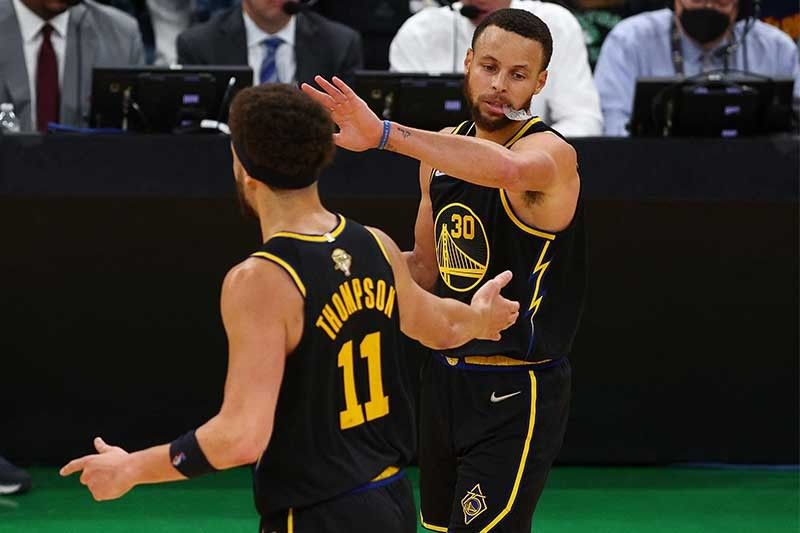 Curry turun 43 saat Warriors bahkan seri NBA Finals di Boston
