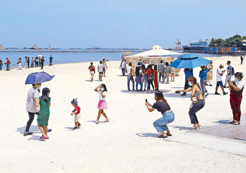 Hundreds visit dolomite beach