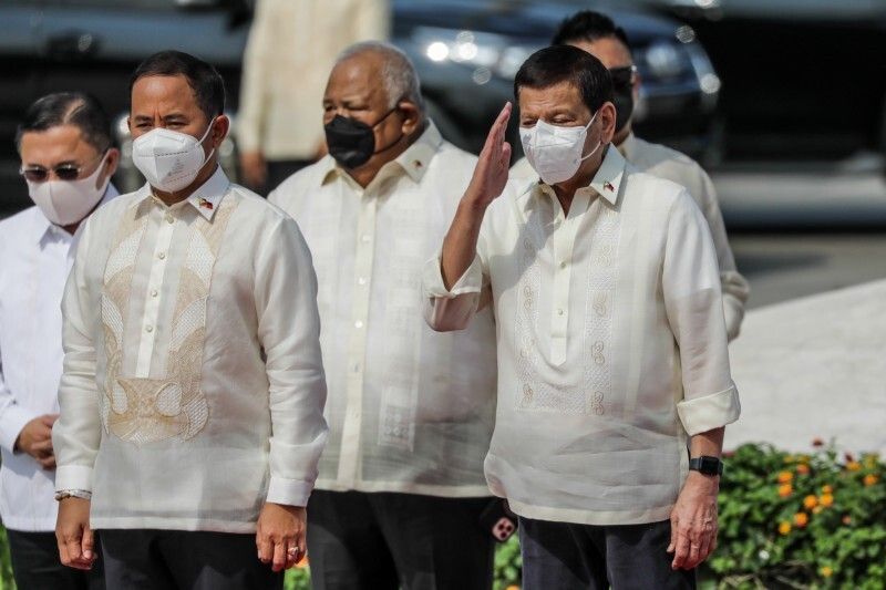 Palasyo nanindigan vs Cebu: Face mask kontra-COVID need pa rin sa labas