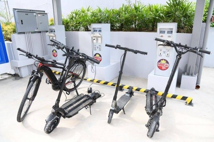MMDA membuka stasiun pengisian tenaga surya untuk sepeda listrik, skuter