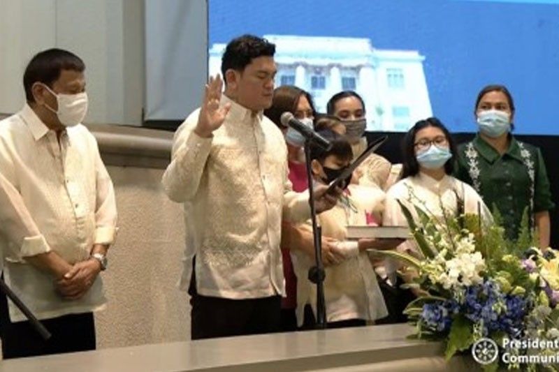 Duterte, family attend Mayor Basteâ��s oath-taking