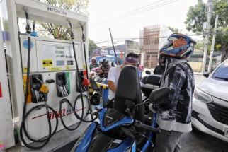 Motorists queue as they wait to fill their vehicles in a gas station along Nangka J.P. Rizal in Marikina early Monday afternoon, June 20, 2022. Several petroleum companies announced another oil price increase, effective on Tuesday, June 21, 2022.  